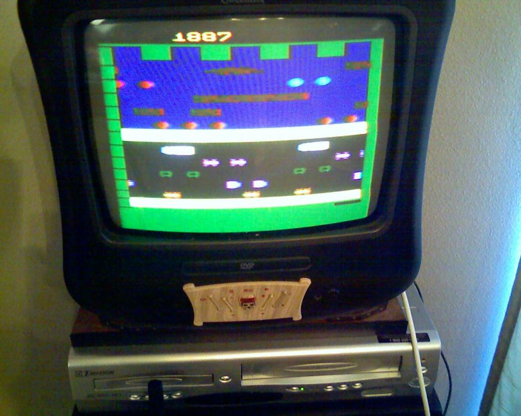 arenafoot: Frogger (Atari 2600 Novice/B) 1,887 points on 2014-03-03 10:11:20